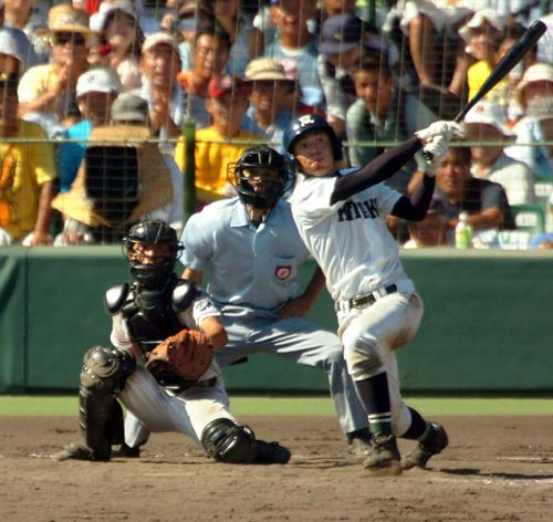 07年8月、決勝広陵戦の8回、逆転満塁本塁打を放つ佐賀北・副島