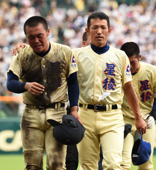 履正社対星稜　試合を終え、星稜・泣き崩れる星稜・山瀬（左）を労う林監督（撮影・横山健太）