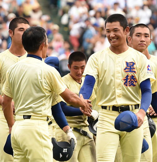 履正社対星稜　試合を終え、星稜・林監督（左）と握手を交わす奥川（撮影・横山健太）