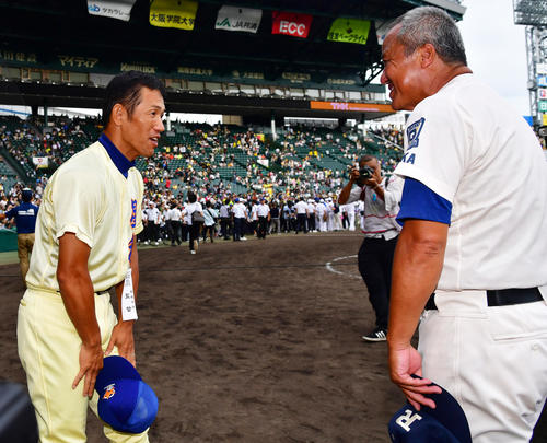 履正社対星稜　試合を終えあいさつを交わす星稜・林監督（左）と履正社・岡田監督（撮影・清水貴仁）