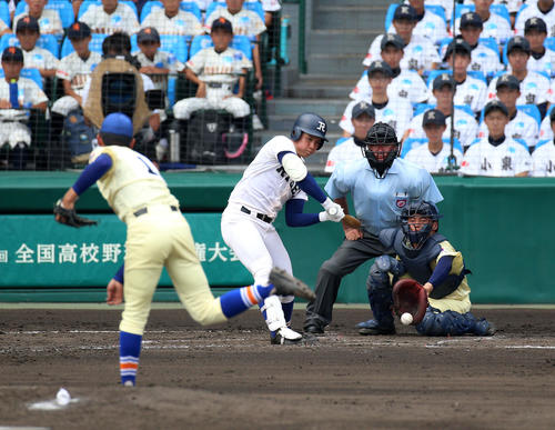 履正社対星稜　3回表履正社2死一塁、小深田は四球を選ぶ（撮影・上山淳一）