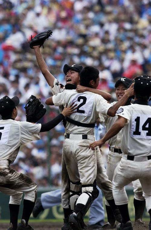 04年、初優勝を決め、マウンドに集まる駒大苫小牧ナイン