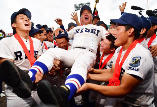 履正社対星稜　初優勝を飾りナインから胴上げされる履正社・岡田監督（撮影・清水貴仁）
