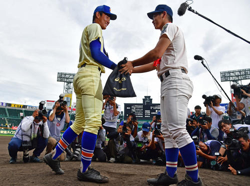 履正社対星稜　閉会式を終えマウンド上で握手を交わす星稜・奥川（左）と履正社・清水（撮影・清水貴仁）