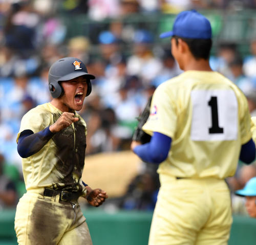 履正社対星稜　7回裏星稜2死一、二塁、知田の右前適時打で生還し雄たけびを上げる山瀬（撮影・横山健太）