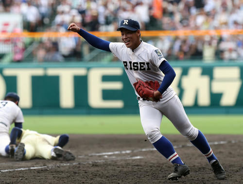 履正社対星稜　初優勝を決めガッツポーズで駆けだす履正社・岩崎（撮影・宇治久裕）