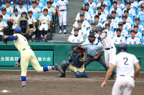 履正社対星稜　8回表履正社2死二塁、岩崎は左前適時打を放つ（撮影・上山淳一）