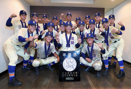 宿舎に戻り奥川を中心に笑顔で記念撮影に納まる星稜ナイン（撮影・宇治久裕）