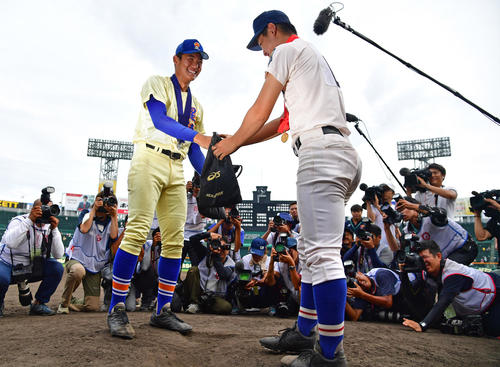 履正社対星稜　閉会式を終えマウンド上で握手を交わす星稜・奥川（左）と履正社・清水（撮影・清水貴仁）