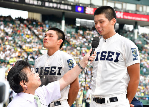 履正社対星稜　優勝しヒーローインタビューを受ける履正社・野口（左）と井上（撮影・清水貴仁）
