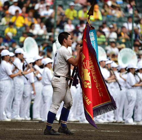 履正社対星稜　閉会式で優勝旗を手にする履正社・野口（撮影・清水貴仁）