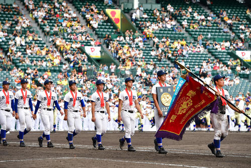 履正社対星稜　閉会式で行進する優勝の履正社ナイン（撮影・清水貴仁）