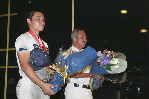 優勝した履正社の野口主将（左）と岡田監督は宿舎に帰り花束を受け取り笑顔を見せる（撮影・上山淳一）