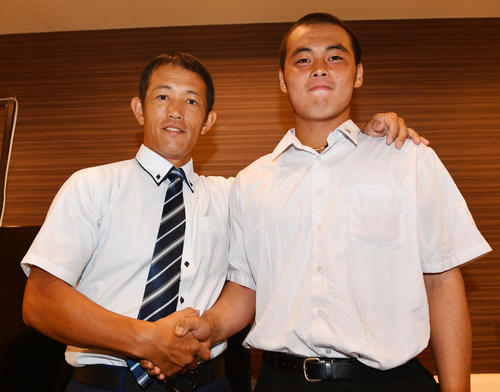 決勝終了後と同じように星稜・山瀬（右）の肩にそっと手をまわす林監督（撮影・横山健太）
