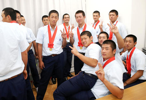 履正社ナインは決勝戦から一夜明け学校に帰り教室で笑顔を見せる（撮影・上山淳一）