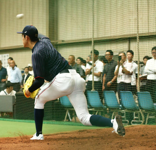 スカウト陣の前で投球練習をする佐々木（撮影・河田真司）