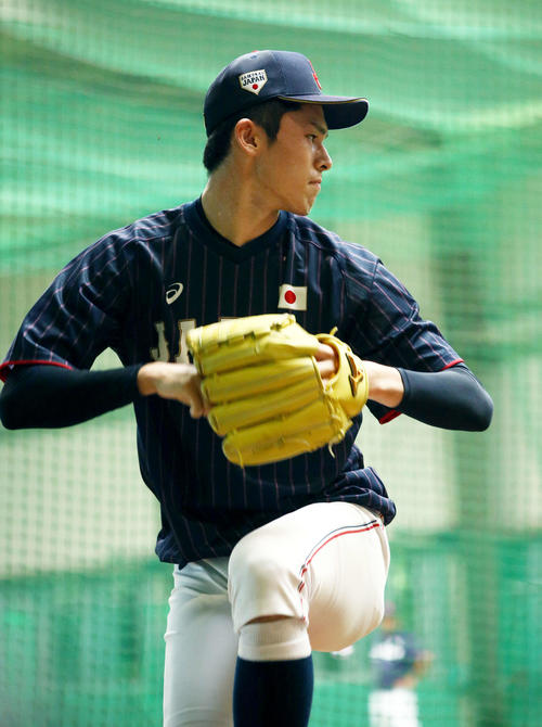 室内ブルペンで投球する佐々木（撮影・河田真司）