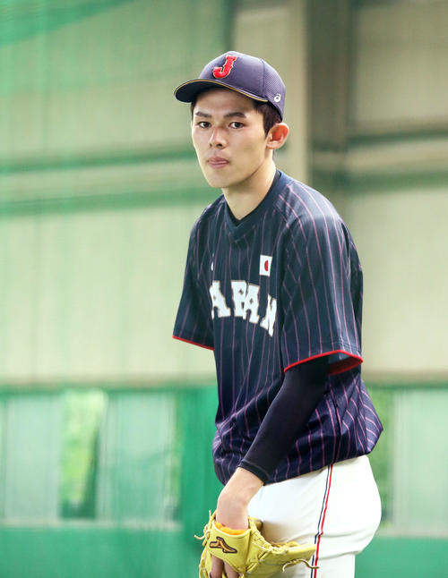牽制球の練習をする佐々木（撮影・河田真司）