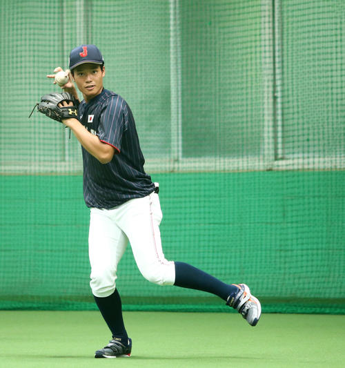 室内練習場でシートナックを受ける韮沢（撮影・河田真司）