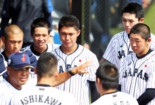 試合中、ベンチ前で永田監督（左下）の話を聞く佐々木（右上）、西（中央）ら選手たち（撮影・垰建太）