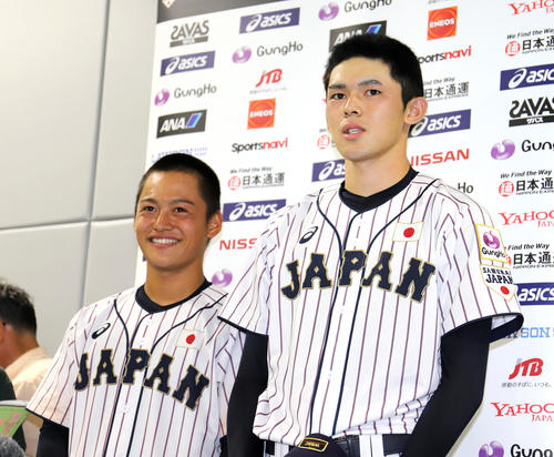 試合後、室内練習場で囲み取材を佐々木（右）と水上（撮影・垰建太）
