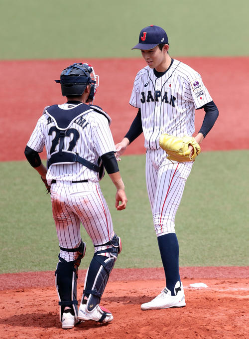9回、4番手で登板した佐々木（右）はマウンドで水上と言葉を交わす（撮影・垰建太）