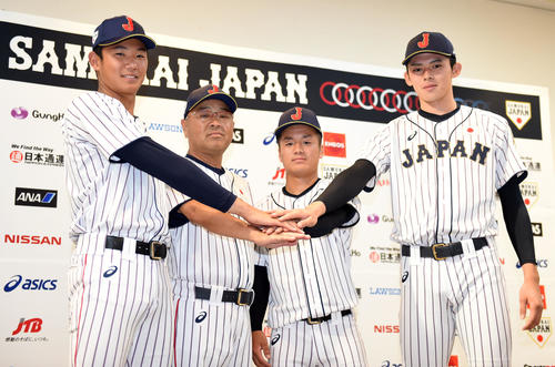 会見を終え手を合わせる、左から奥川、永田監督、坂下、佐々木（撮影・横山健太）
