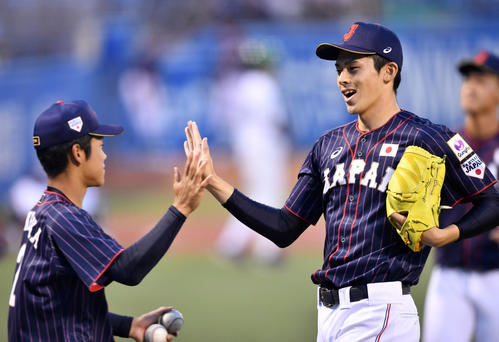 高校日本代表対大学日本代表 1回裏を無失点に抑えナインとタッチを交わす大船渡・佐々木(撮影・横山健太)