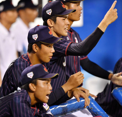 高校日本代表対大学日本代表 ベンチから声援を送る大船渡・佐々木(右)と星稜・奥川(中央)(撮影・横山健太)