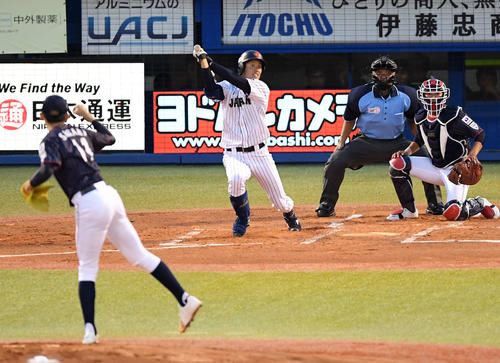 高校日本代表対大学日本代表 1回裏大学日本代表無死、宇草孔基を左飛に打ち取る佐々木(撮影・たえ見朱実)
