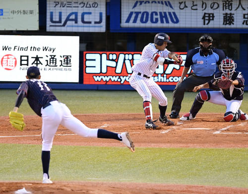 高校日本代表対大学日本代表 1回裏大学日本代表1死、小川を空振り三振に打ち取る佐々木(撮影・たえ見朱実)