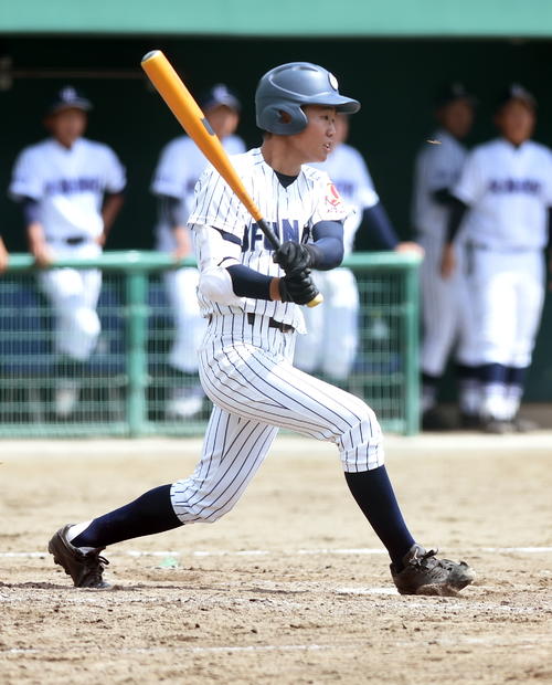 大船渡東対大船渡　5回裏大船渡1死一、三塁、勝ち越し打を放つ吉田（撮影・山田愛斗）