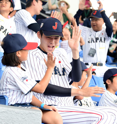 子供たちとハイタッチをする大船渡・佐々木（撮影・横山健太）