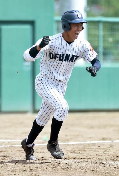 大船渡東対大船渡　5回裏大船渡1死一、三塁、勝ち越し打を放ちガッツポーズをする吉田（撮影・山田愛斗）