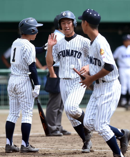 大船渡東対大船渡　4回裏大船渡2死二塁、田村笙の先制打で生還した佐々木翔（中央）（撮影・山田愛斗）