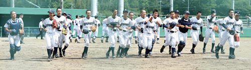 県大会出場を決め応援席に向かう大船渡ナイン