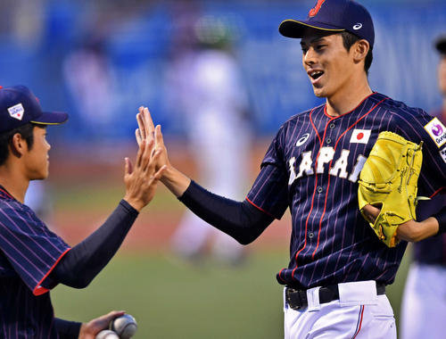 高校日本代表対大学日本代表　1回裏を無失点に抑えナインとタッチを交わす大船渡・佐々木（撮影・横山健太）
