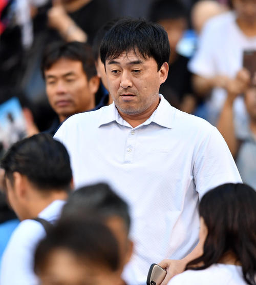 高校代表－大学代表戦を視察に訪れた楽天石井GM（撮影・横山健太）