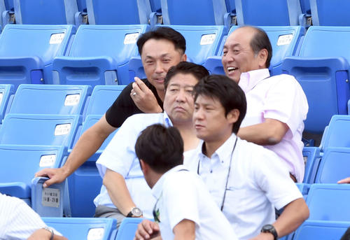 高校日本代表－大学日本代表戦を視察に訪れた西武渡辺GM（後方右）とヤクルト宮本ヘッドコーチ（同左）（撮影・たえ見朱実）