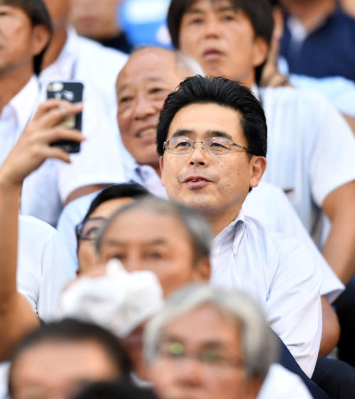高校日本代表対大学日本代表　視察に訪れた阪神谷本球団副社長兼球団本部長（撮影・横山健太）