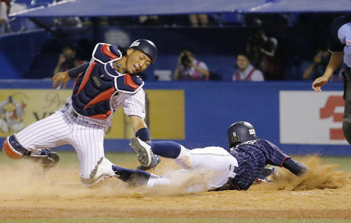大学日本代表戦の9回、山瀬のスクイズで生還する高校日本代表・武岡（共同）