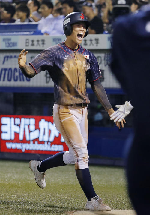 大学日本代表戦の9回、山瀬のスクイズで生還し、喜ぶ高校日本代表・武岡（共同）