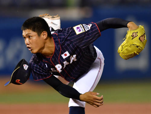 高校日本代表対大学日本代表　力投する創志・西（撮影・横山健太）