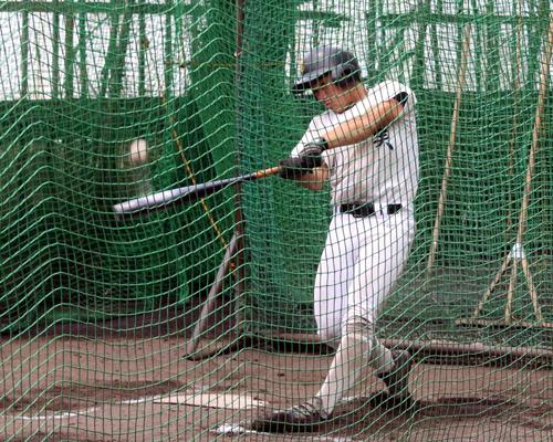 打撃練習に励む旭川実のゲーム主将・児玉（撮影・永野高輔）
