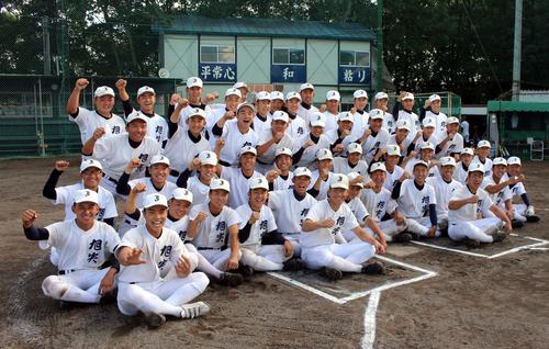 「平常心」「和」「粘り」と書かれた3つのボードを前に気勢をあげる旭川実の選手たち（撮影・永野高輔）