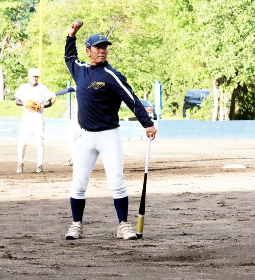 精力的に選手を指導する旭川実の坂口監督（撮影・永野高輔）
