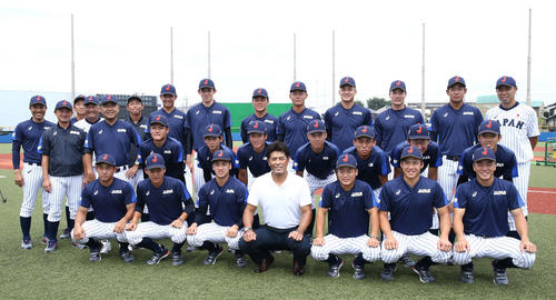 U18代表選手たちと笑顔で写真に納まる日本代表稲葉篤紀監督（中央）（撮影・河田真司）