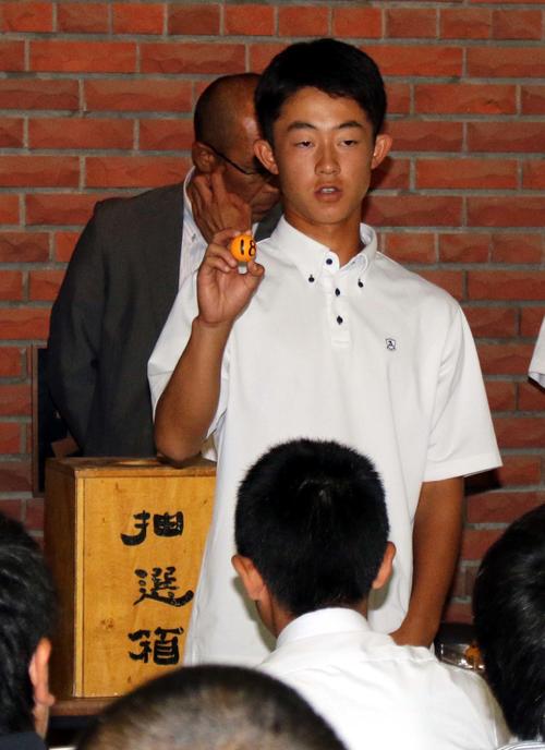 抽選に臨む旭川大高の舘新主将（撮影・永野高輔）