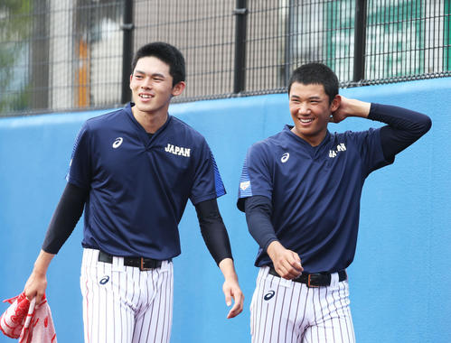 笑顔で会話する大船渡・佐々木（左）と星稜・奥川（撮影・河田真司）
