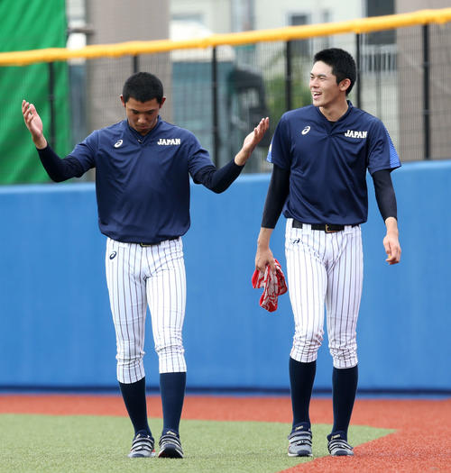 走り込みトレーニング中に言葉を交わす星稜・奥川（左）と大船渡・佐々木（撮影・河田真司）